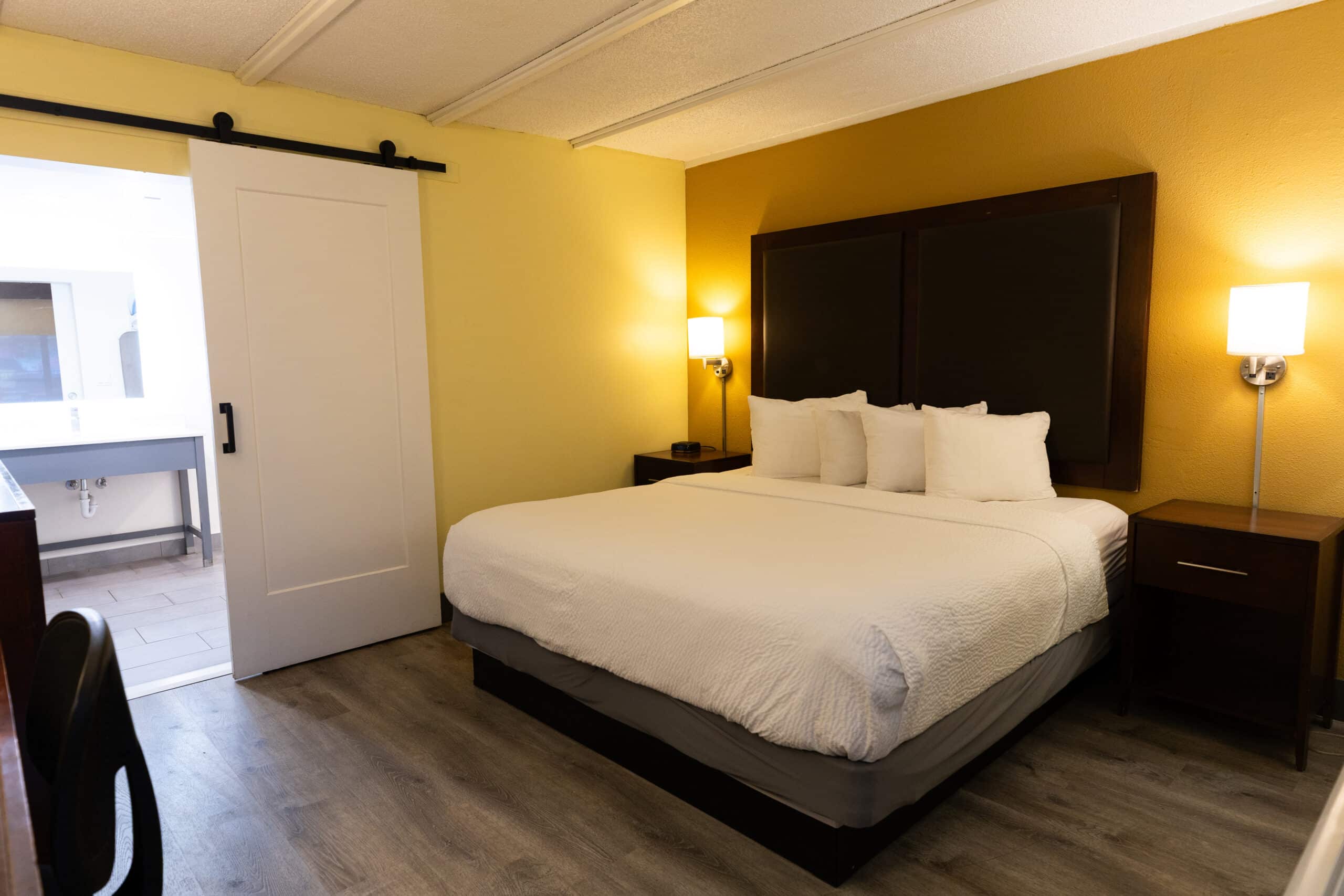 1 King Accessible Room <br> w Roll in Shower