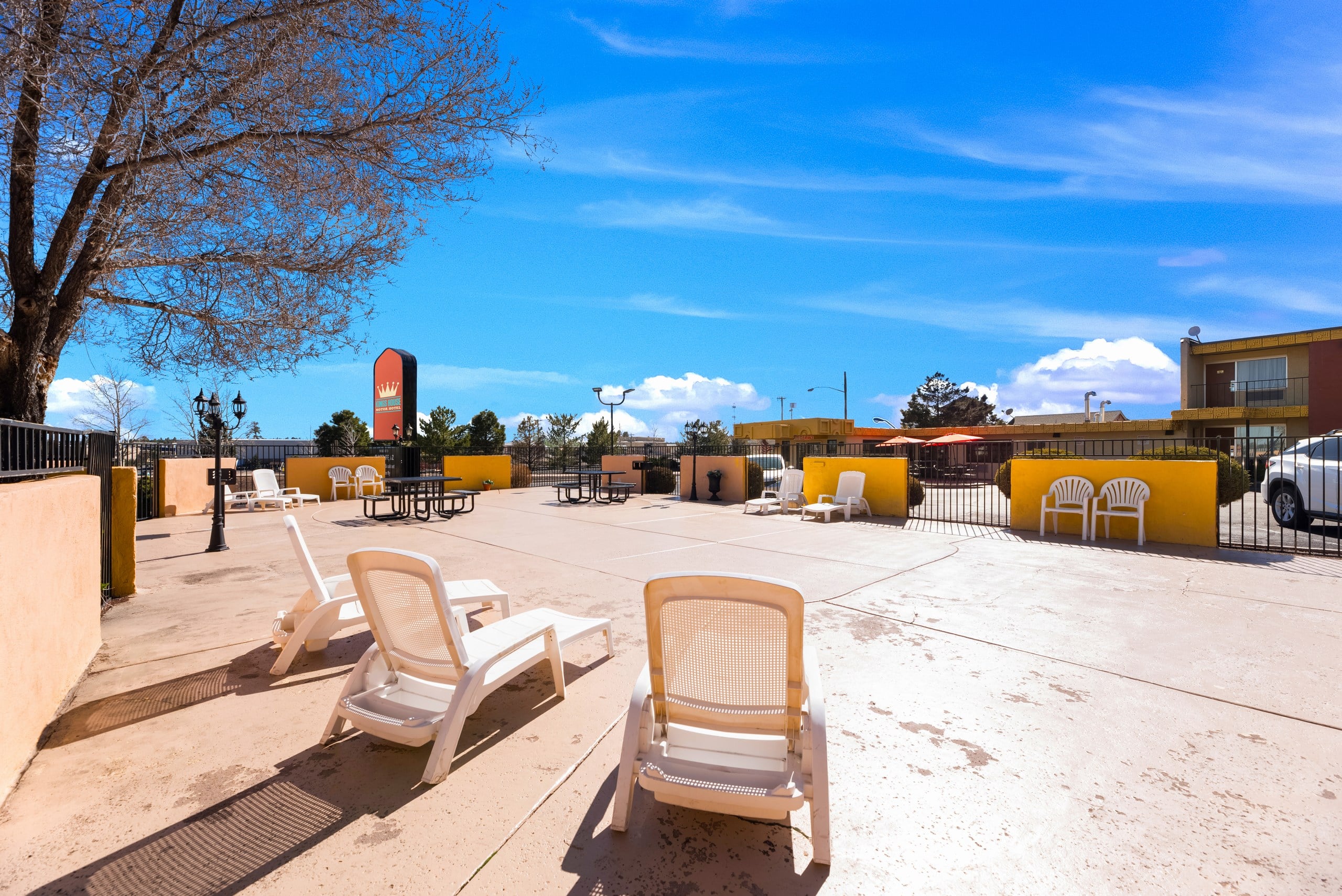 Kings House Motor Hotel - Exterior